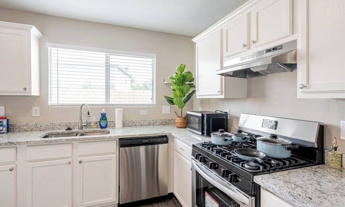 Cypress House | 7862 Cozy 3BR Air Hockey downtown holiday home