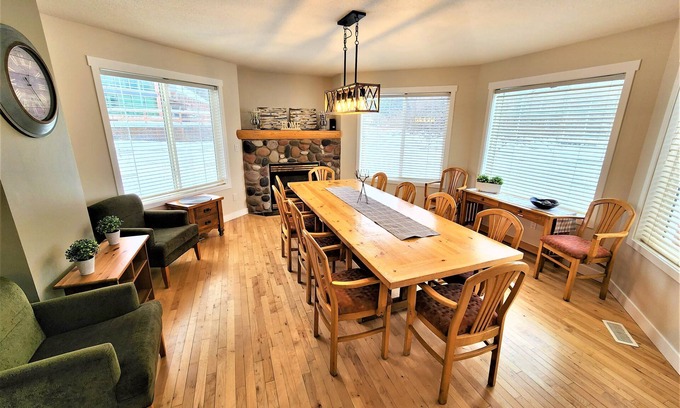 East Kootenay House | 7BD | Family & Friends | 360 Views ! | A/C |Sauna