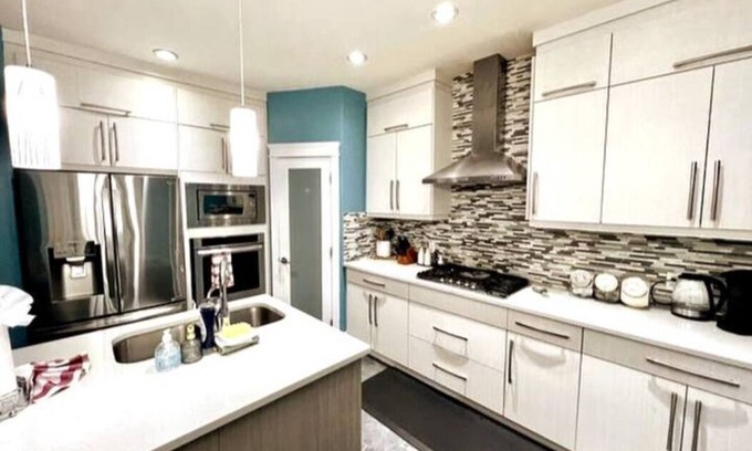 Northwest Edmonton House | 7BDRM Pet Friendly 3Car Garage Home >Sleeps18