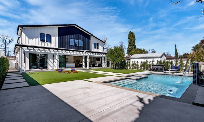Encino House | 7bed, 6 bath house with pool & jacuzzi, fitness room in terrific Los Angeles