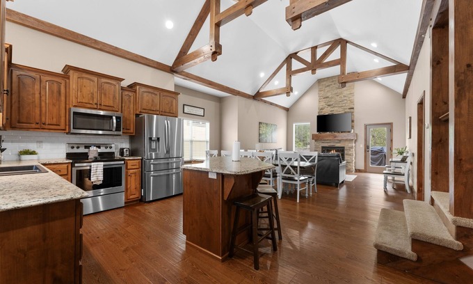 Hollister Cabin | 7BR/6BA, Hot Tub, Shuffleboard & Foosball, 2 Pools, Table Rock & Thunder Ridge