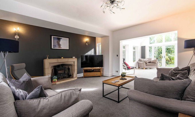 Stapleford House | 7BR Home in Nottingham – Perfect for Large Groups