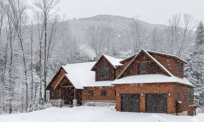 Lincoln Ski Chalet | β· 7BR Ski-In Hideaway | π Hot Tub | π₯ Fire Pit | π BBQ | π
Sunroom | Sleeps 19