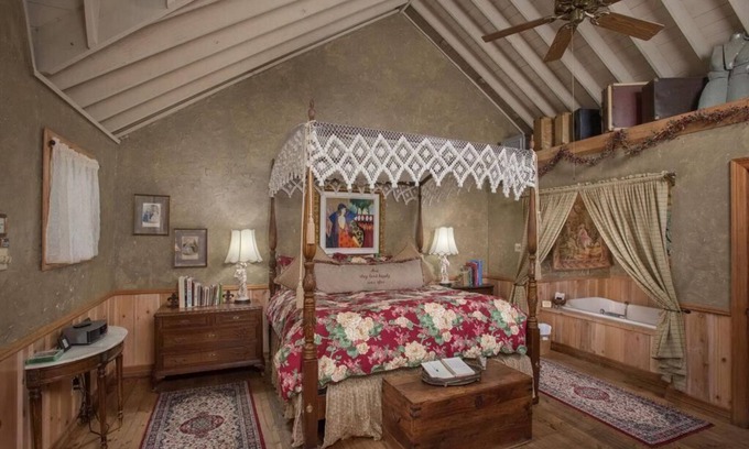 Wellborn Cabin | 7F Lodge - France Chateau w/Jacuzzi Tub and Breakfast