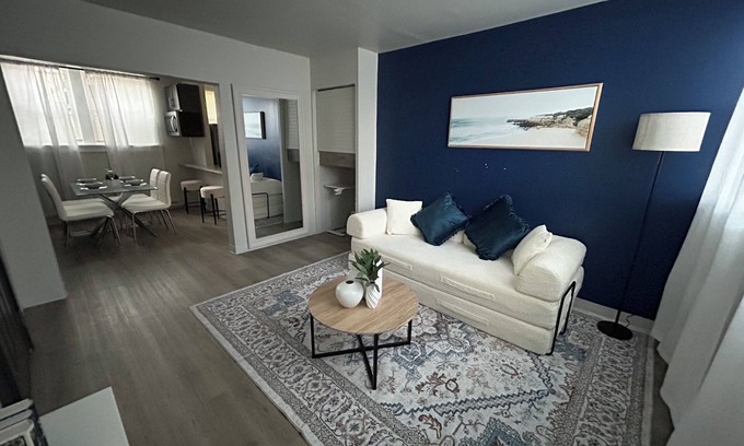 New Center Detroit Apartment | 7Min-DT | King Bed | 400mbs Wifi | Free Parking