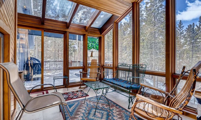 Breckenridge Heights House | 7th Night FREE! + Great Family Gathering! Hiking|Wood Views|Huge Deck/Hot Tub|BBQ |Sunroom |Garage