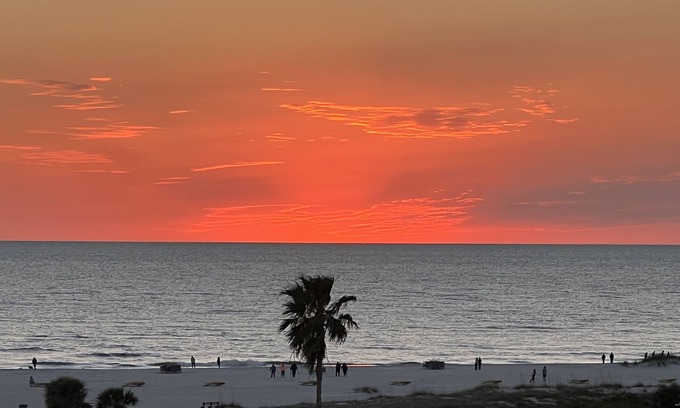 Treasure Island Condo | 7th night FREE in 2025 Slow M'Ocean Penthouse Unit 603