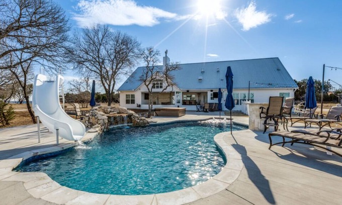 Clifton House | 8 Acre Private Hilltop Estate with pool, fire pit, hot tub and game room!