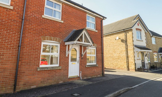 Ilminster Cottage | 8 ADAMS MEADOW, pet friendly, with a garden in Ilminster