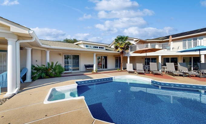 Sandbridge House | 8 BDR & 7.5 BA Luxury Beach House w/private pool & hot tub