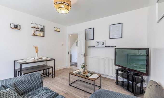 Southampton House | 8 Bed Contractor/Family Stays Free Private Parking