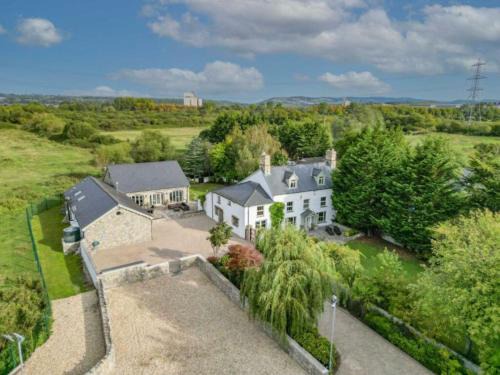 Newport House | 8 Bedroom Farmhouse with Pool Complex 5 mins from Celtic Manor