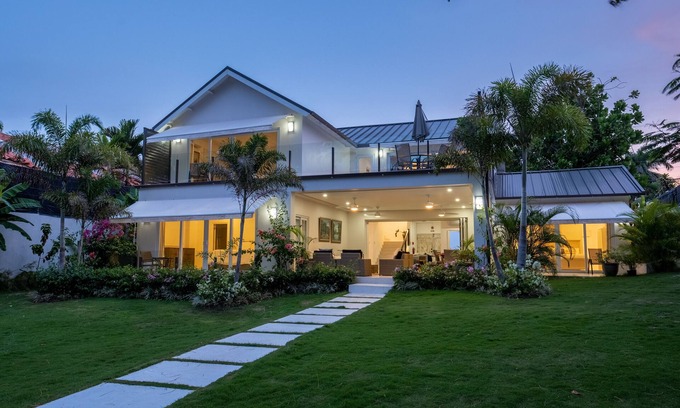 Tower Isle House | 8 Bedroom Luxury Villa - Absolute Seaside Property