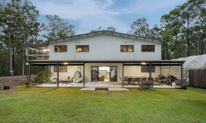 Sheldon House | 8 bedrooms 4 bath for 20+ near Mt Cotton