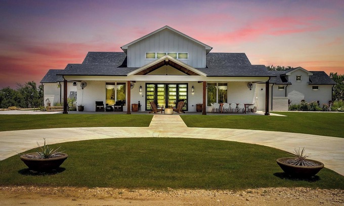 Paluxy Villa | 8 bedrooms Ranch, Pool, Giant Hot Tub, Fishing, Fire Pits and Hiking trails