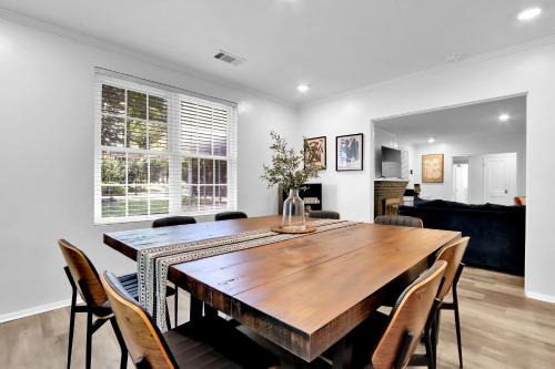 Macon House | 8 Beds In 4br Home W Hot Tubfamily & Work-ready