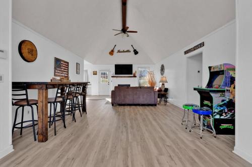 Antioch House | 8 Beds! Spacious Abode IDEAL for Larger Groups!