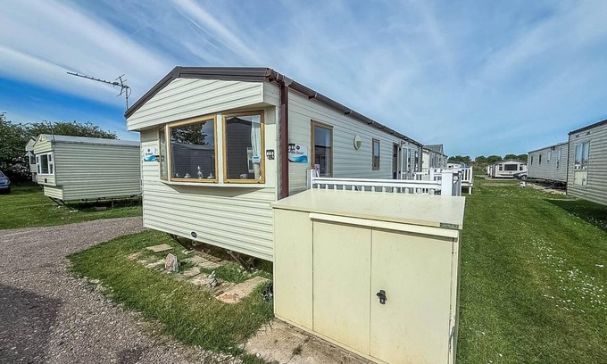 Louth House | 8 berth caravan with decking at Sunnydale in Lincolnshire ref 35087S