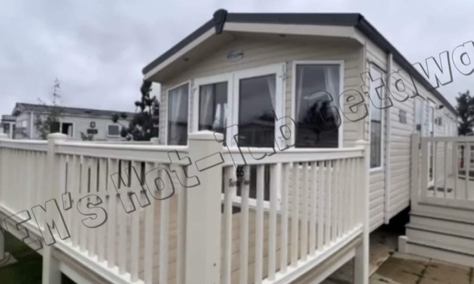 Tattershall House | 8 Berth Luxury holiday home at Tattershall Lakes. Private Hot-Tub. Pet Friendly