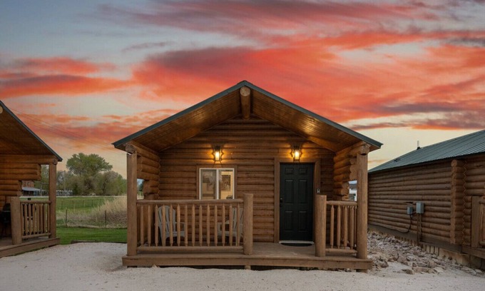 St. Charles Cabin | #8 Bigfoot Cabin, Newly Remodeled! AC! New Beds! Sleeps 5