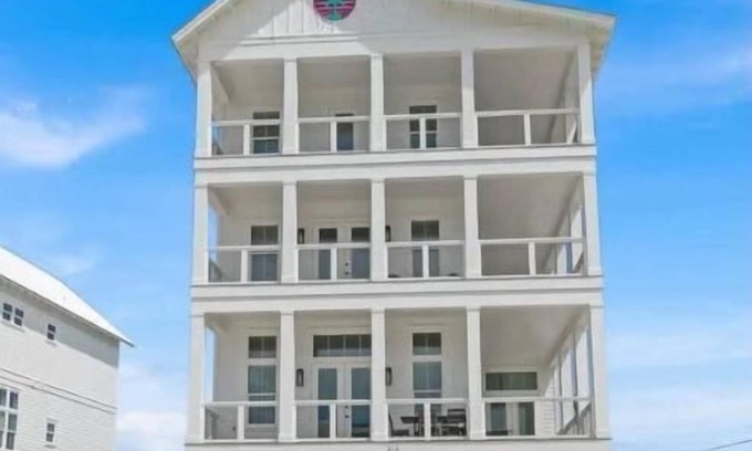 Fort Walton Beach House | 8 BR 6 BA + Pool & Hot Tub + Pickleball Fun