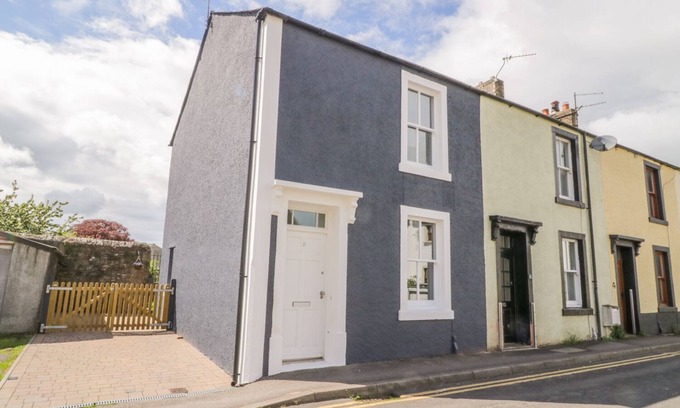 Cockermouth Cottage | 8 BRIDGE STREET, family friendly, with a garden in Cockermouth
