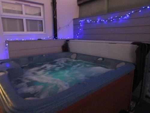 Hornsea House | 8 Guests Large cottage Hotub