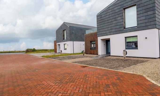 Winnard's Perch Cottage | 8 KARN HAVOS, pet friendly, character holiday cottage in Mawgan Porth