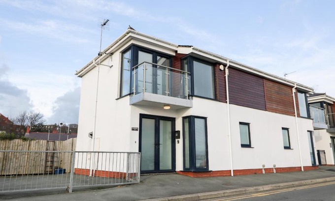 Rhyd-y-clafdy House | 8 Marina View