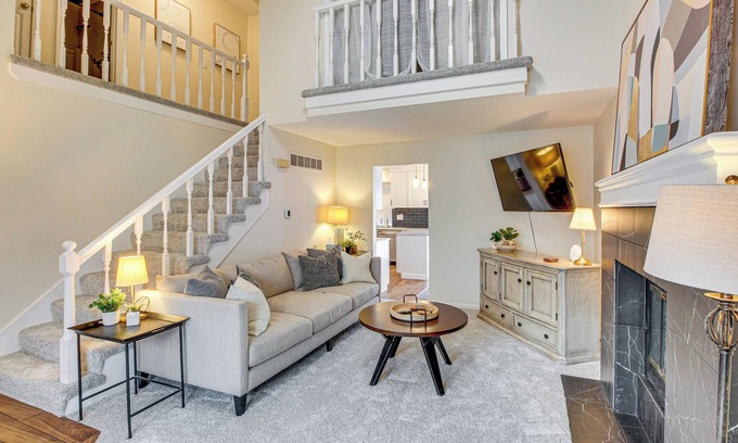 Overland Park House | 8 Mi to Dtwn Overland Park: Townhome w/Yard!