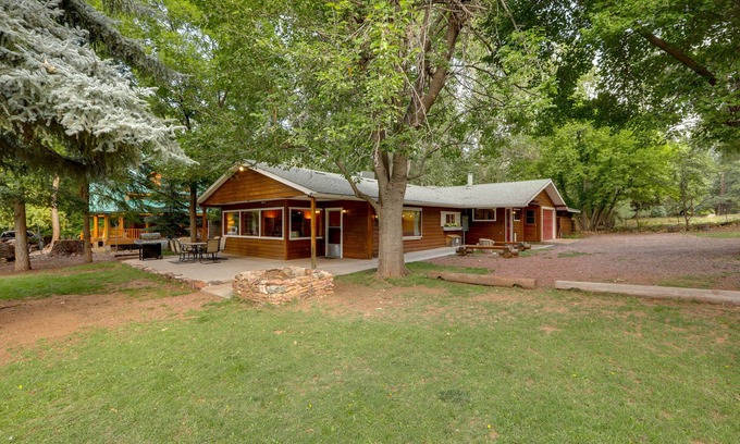 Pine Cabin | 8 Mi to Fossil Springs Trailhead: Pine Retreat!