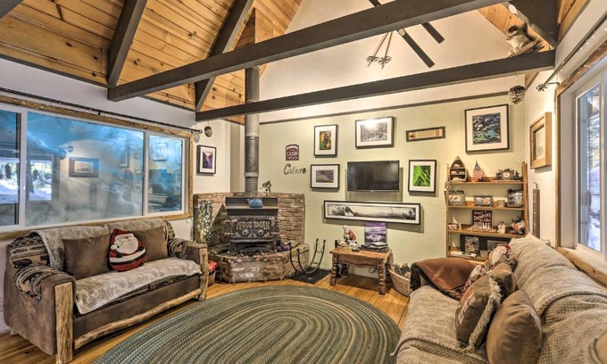 Tahoe Paradise House | 8 Mi to Heavenly Mtn Resort! Hot Tub Hideaway