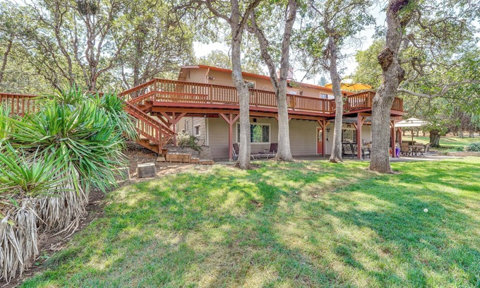 Ruch House | 8 Mi to Jacksonville: Oregon Getaway w/Deck!