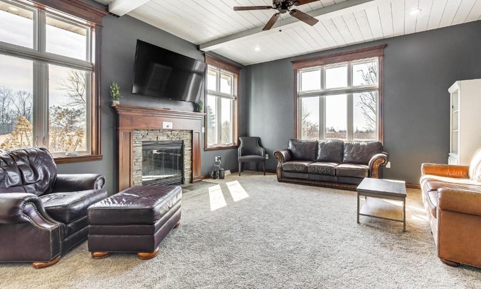 De Pere House | 8 Mi to Lambeau Field Family Home in De Pere!