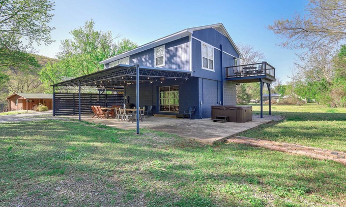 Boswell Cottage | 8 Mi to Ozark Folk Center: Home w/Hot Tub & Deck