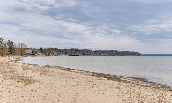 Acme Apartment | 8 Mi to Traverse City: Bayside Couple’s Retreat