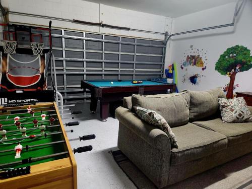 Windwood Bay House | 8 miles to Disney, 20 miles Universal, private pool, pool table, washer, dryer, cable, wifi, roku