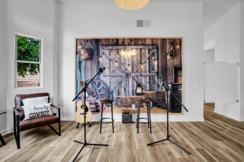 Indio House | 8 min to Coachella Heated Pool Karaoke Arcade