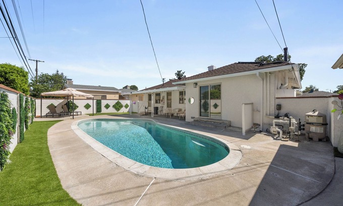 Fullerton House | 8 mins to Disney! Ranch home w/POOL- King bed! Sleep 10