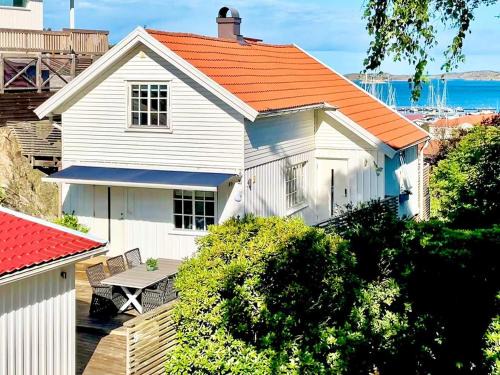 Ellos House | 8 person holiday home in ELLÖS