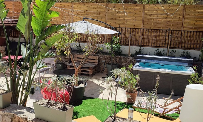 Saint Pierre de Feric Condo | 8 Personnes/2 Magnifiques Appartements Dans une Villa Avec Jacuzzi Idéal Situé