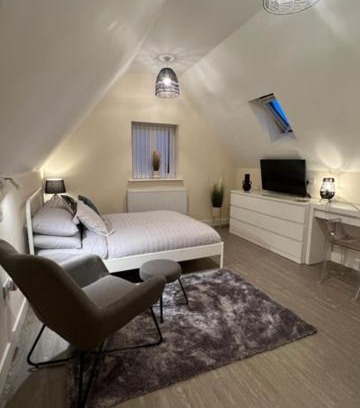 Filton Apartment | 8 Studio, cosy loft, 50m to Airbus, bus-stop 20m,