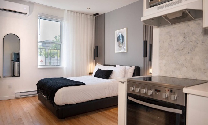 Plateau Mont Royal Apartment | #8 - Studio/Plateau/St-Denis/SelfCheck-In/AC/TV