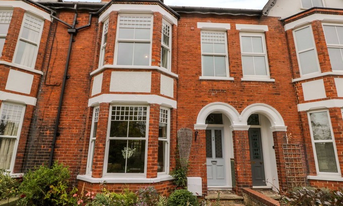 Hornsea Cottage | 8 WILTON ROAD, pet friendly, character holiday cottage in Hornsea