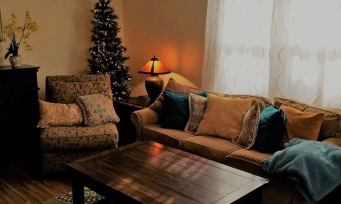 Downtown Klamath Falls House | 80+Day Stay⭐2 Kings Smarthouse | Jetted Tub | BBQ, Firepit, Patio Set, Fenced Ya