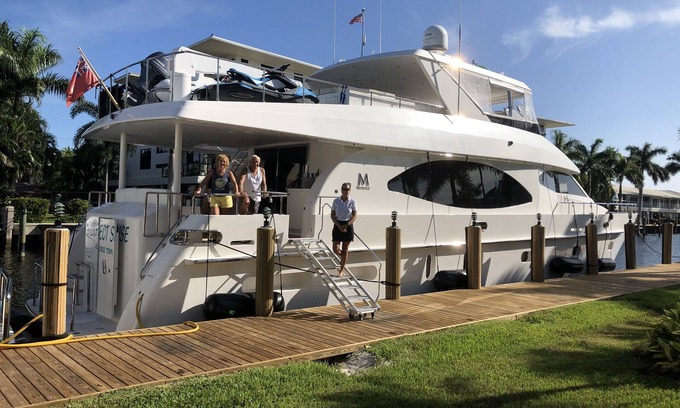 Coral Ridge Boat Rental | 80-foot yacht charter