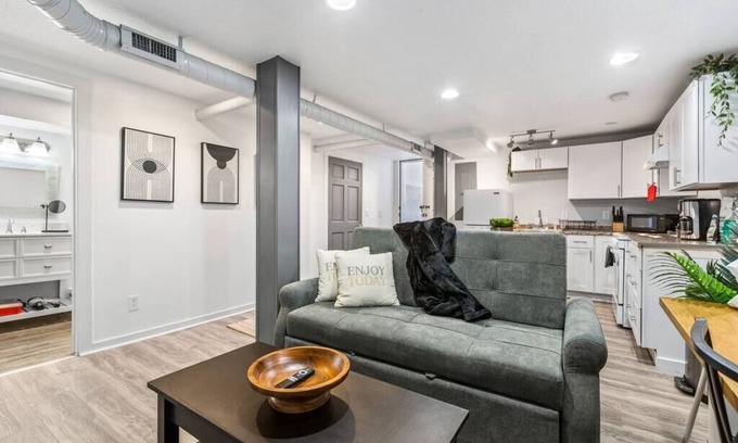 Alamo Placita House | 800 SQFT Basement w/Full Kitchen + Near Downtown