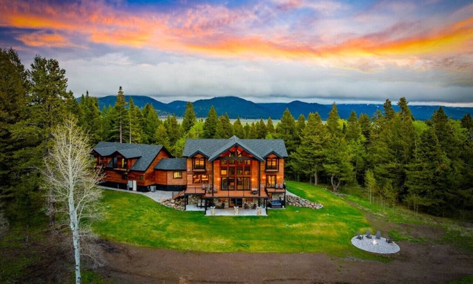 Island Park House | 8000+ SQ FT Luxe Mountain Lodge | 85 Acres| 8BR | Hot Tub, Views & Privacy in Island Park