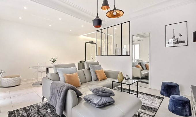 Champs-Elysees Apartment | 807sqft 2BR/2BA Golden Triangle Apt. – Montaigne/George V