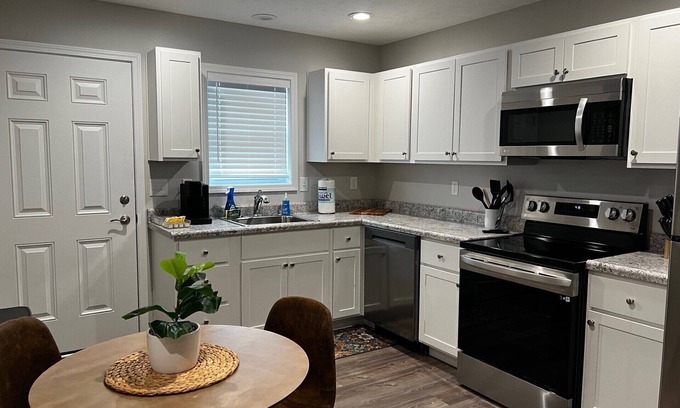 Washington Court House Apartment | 821 Gregg St. 2 Bed Apt Fully Furnished
